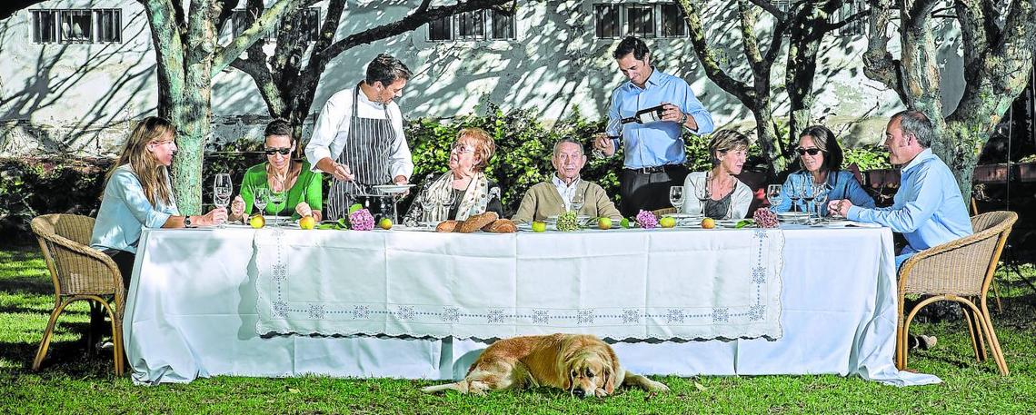 Imagen - Luisa Barrachina, Marta y Francis Paniego, Marisa Sánchez con Félix Paniego a quien sirve su hijo Chefe, Marisa junto a Virginia (esposa de Chefe) y Patxi, pareja de Marta. A sus pies, Chufo.