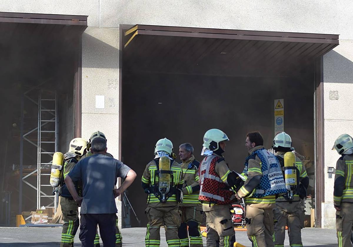 Sin heridos en un incendio en el polígono Torrelagoiti de Zamudio