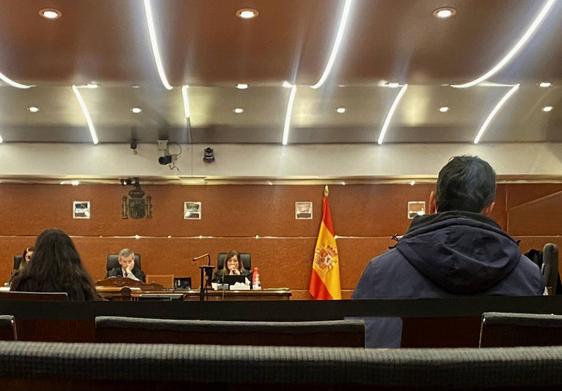 El acusado, a la derecha, escucha a una testigo.