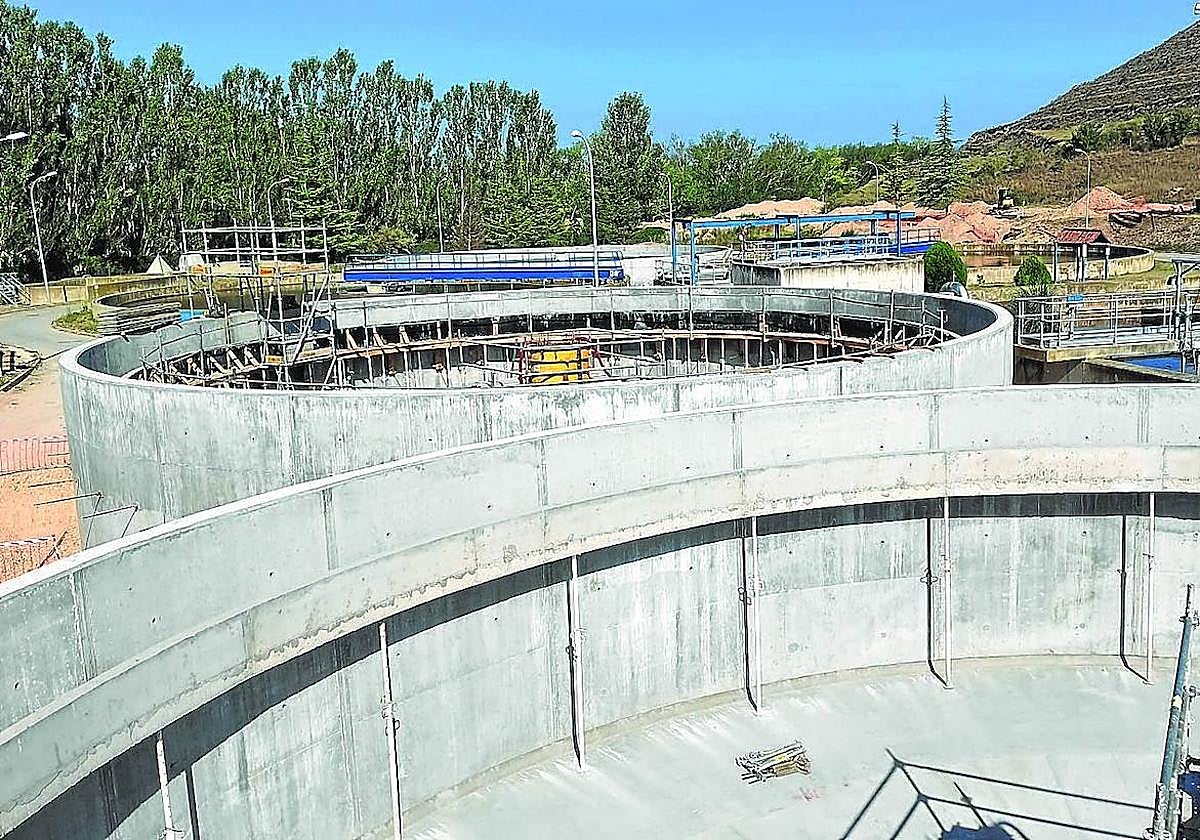 Los decantadores primarios añadirán una fase más al proceso de depuración de los residuos.