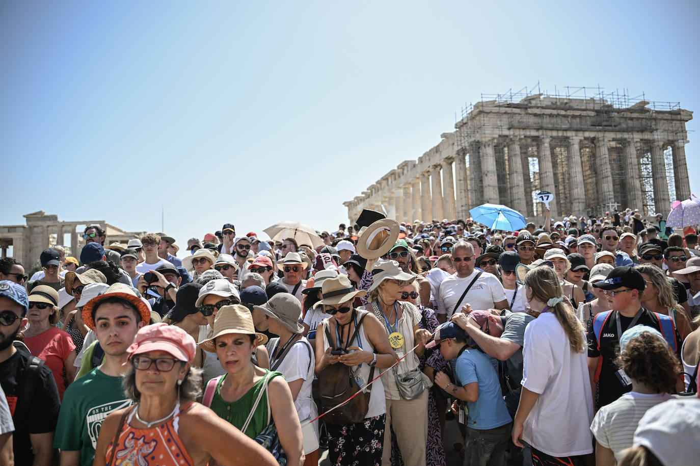 Turistas hoy en el partenon de Atenas, con temperaturas por encima de los 40 grados.