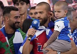 Laguardia durante la celebración del ascenso del Alavés en la balconada.