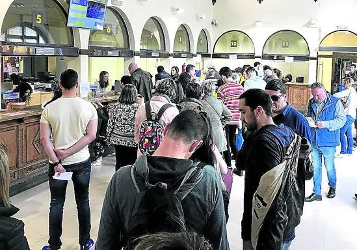 Las colas en la oficina central de Correos en Vitoria han sido una constante en los últimos días.