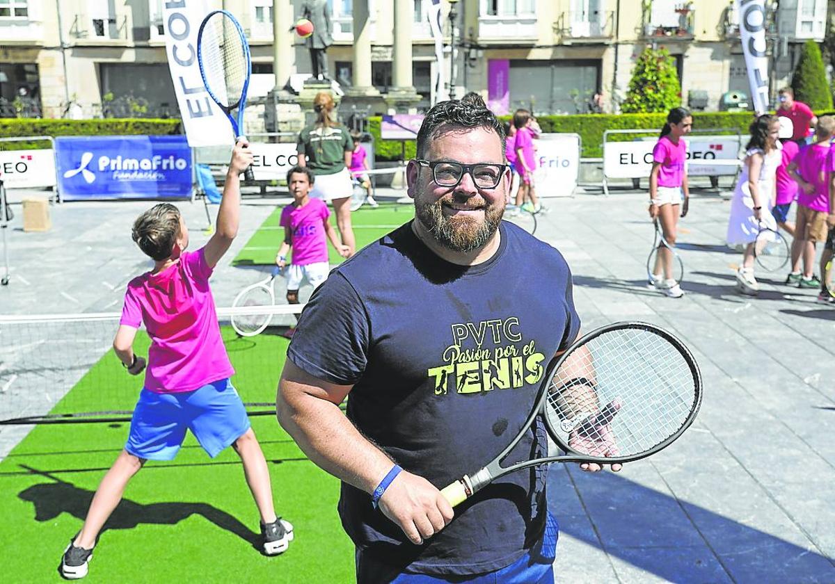 Alejandro Botella, en la zona recreativa del Araba World Tennis Tour situada en la plaza de la Provincia.