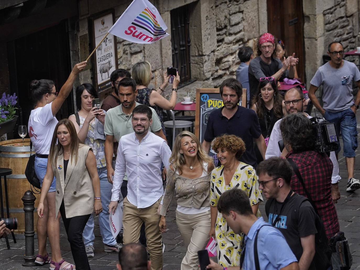 Yolanda Díaz, flanqueada por Lander Martínez y Pilar Garrido, a su llegada a la plaza vitoriana de la Burullería.