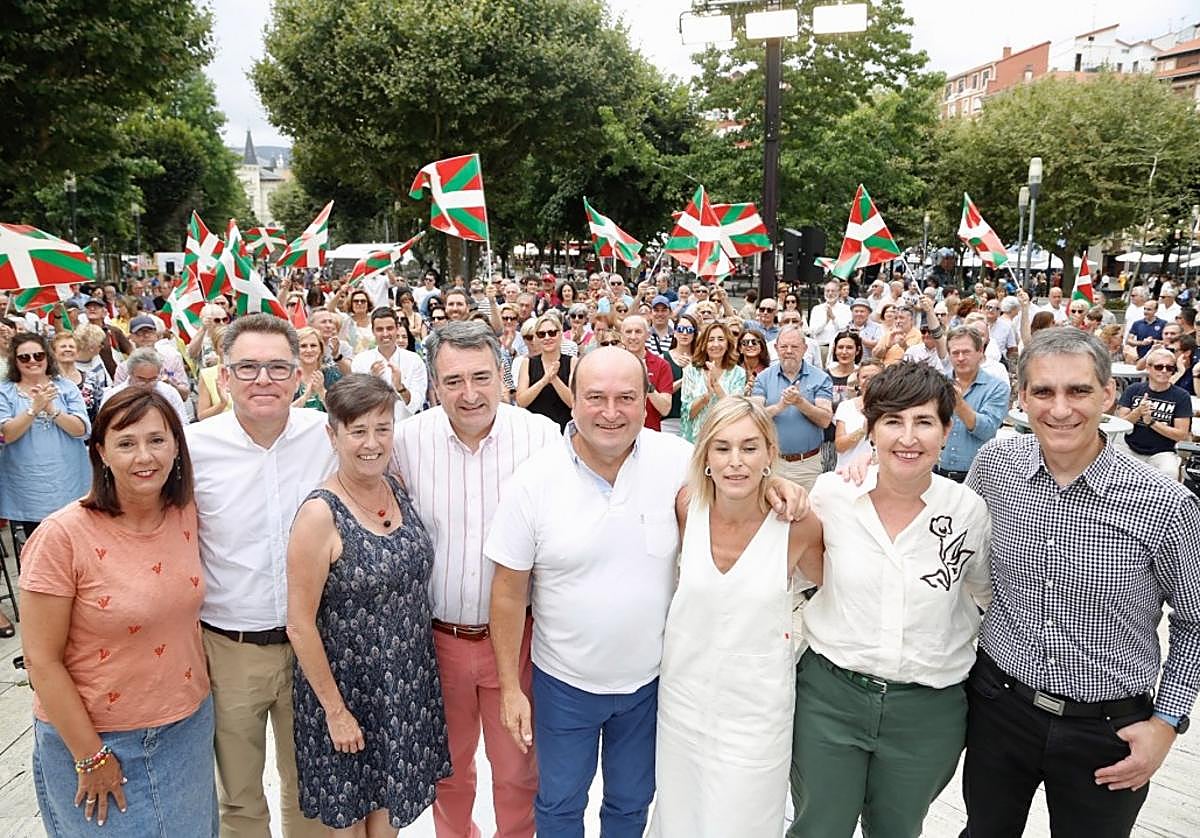 Dirigentes y candidatos del PNV en el acto de Bermeo.