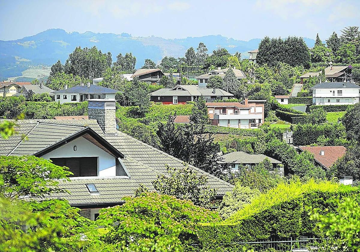 En la urbanización residen 2.700 de los 17.500 habitantes de la localidad.