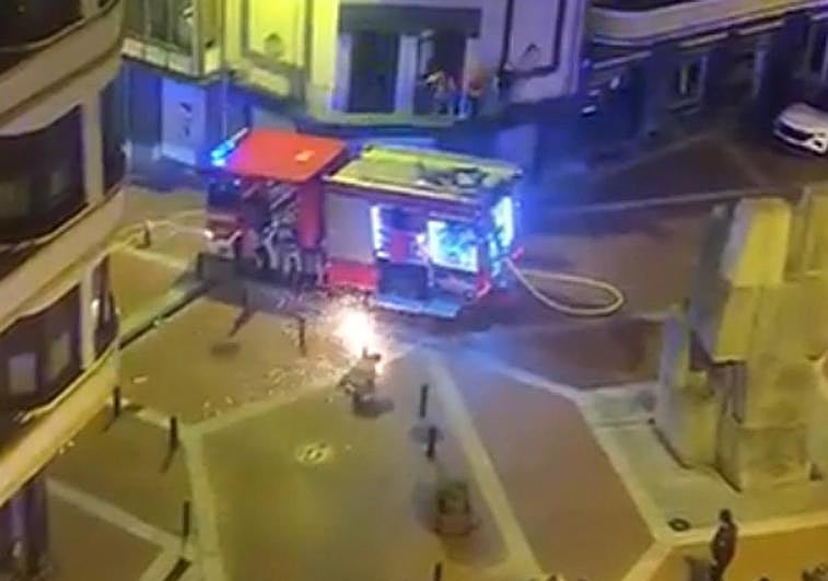 Los bomberos han tenido que proceder a la retirada de los bolardos.