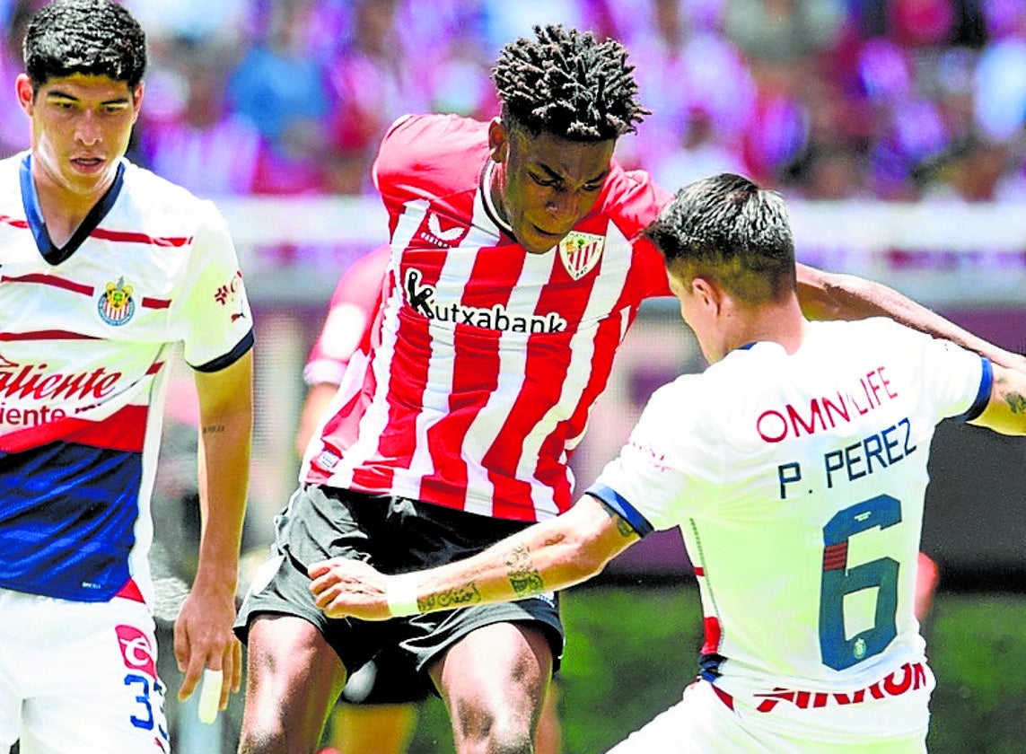 Junior Bita jugó de inicio contra las Chivas de Guadalajara.