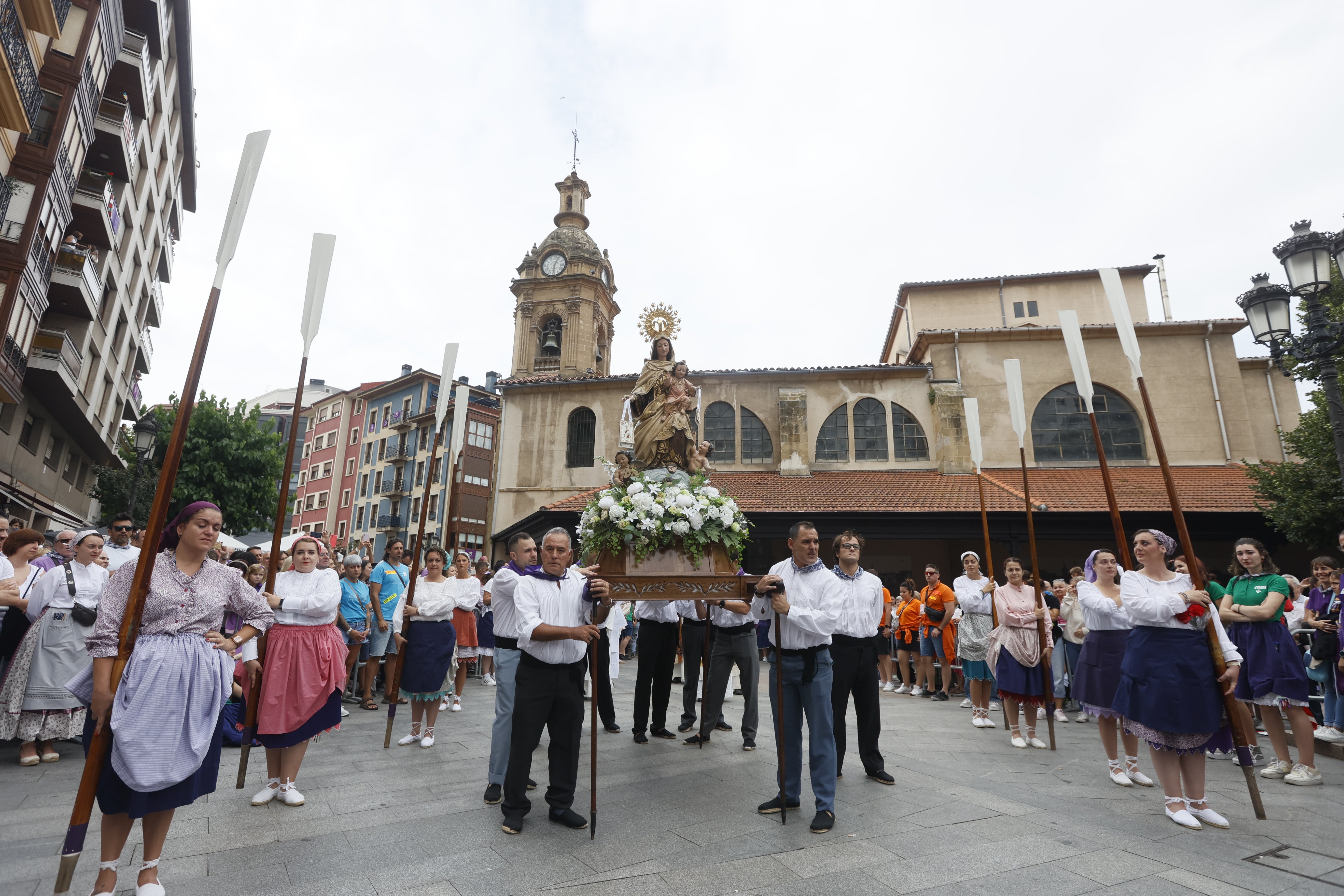Salida de la Virgen del Carmen del templo de San Jorge junto al Ayuntamiento marinero.