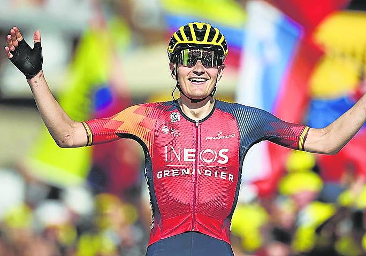 Carlos Rodríguez levanta los brazos a la entrada en la meta.