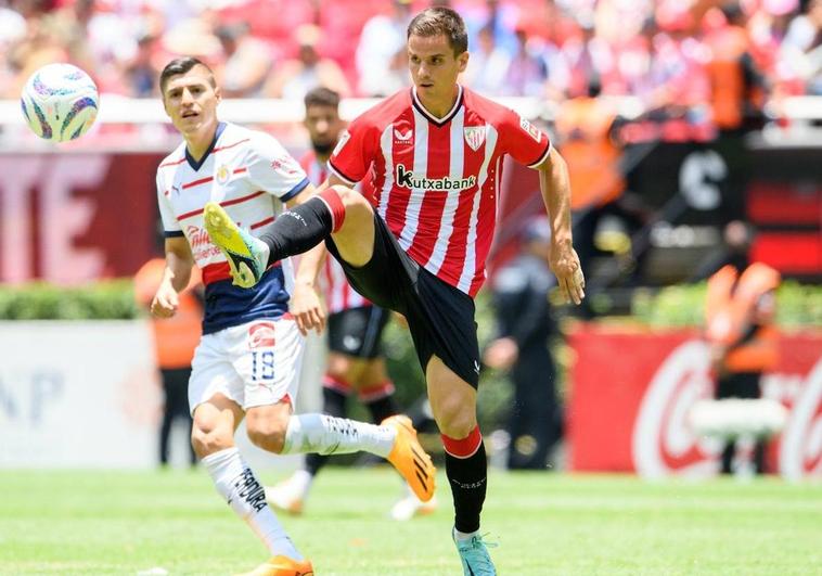 Galarreta controla la pelota en su primera partido con el Athletic en su regreso