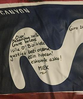 Imagen secundaria 2 - 1. Oier Casadok bost urte daramatza Movistar taldean mekanikari gisa. 2. Van Vleutenek euskarazko mezua idatzi zion Abadiñoko mekanikariari. 3. Txirrindulariak dioenez, Google traductor itzultzaileari esker lortu du euskaraz akatsik gabe idaztea.