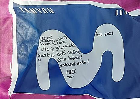 Imagen secundaria 1 - 1. Oier Casadok bost urte daramatza Movistar taldean mekanikari gisa. 2. Van Vleutenek euskarazko mezua idatzi zion Abadiñoko mekanikariari. 3. Txirrindulariak dioenez, Google traductor itzultzaileari esker lortu du euskaraz akatsik gabe idaztea.