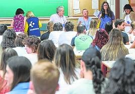 Sagardui,al fondo, saluda a los primeros aspirantes, ayer en el campus de Álava de la UPV.