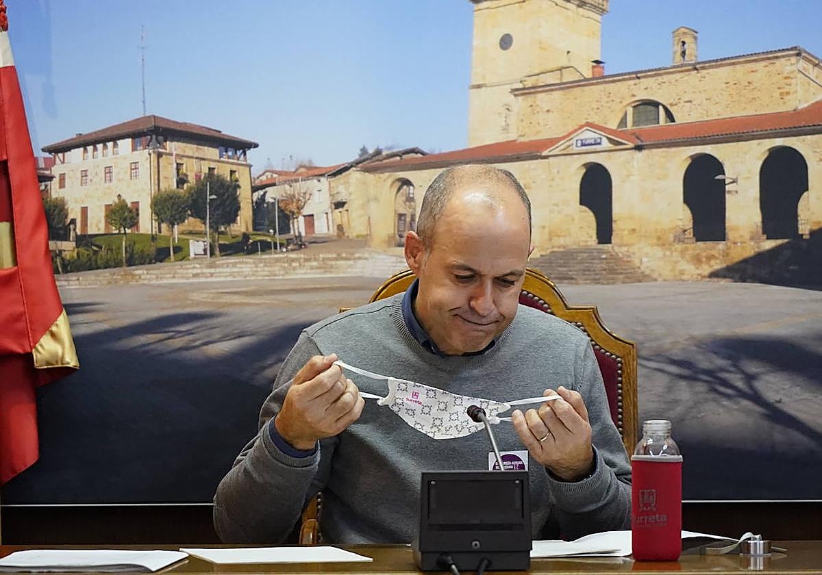 El alcalde de Iurreta, Iñaki Totorikaguena, en una de las sesiones plenarias en el Ayuntamiento