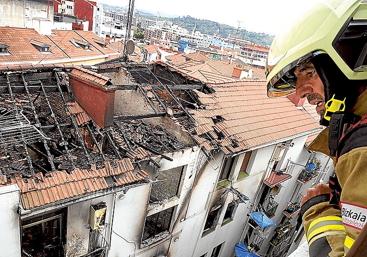 Un bombero contempla el edificio arrasado.