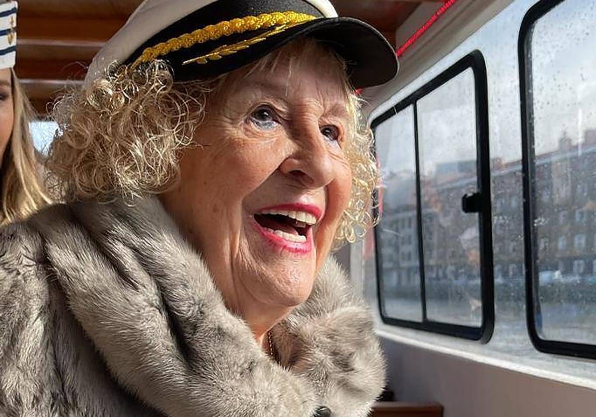 Mercedes López de Luzuriaga.