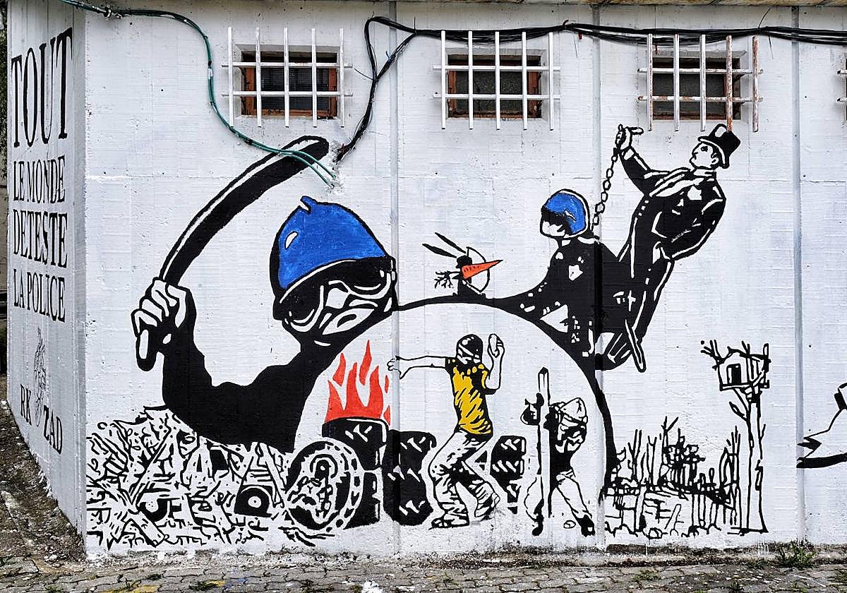 Mural contra la Policía que decora uno de los bloques de Errekaleor.