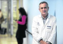 El neurólogo Alfredo Rodríguez-Antigüedad, en un pasillo del hospital de Cruces.