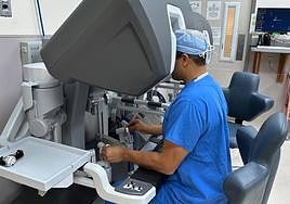 El cirujano Adeel Khan controla un robot quirúrgico como el utilizado en la cirugía.