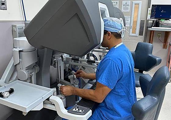 El cirujano Adeel Khan controla un robot quirúrgico como el utilizado en la cirugía.