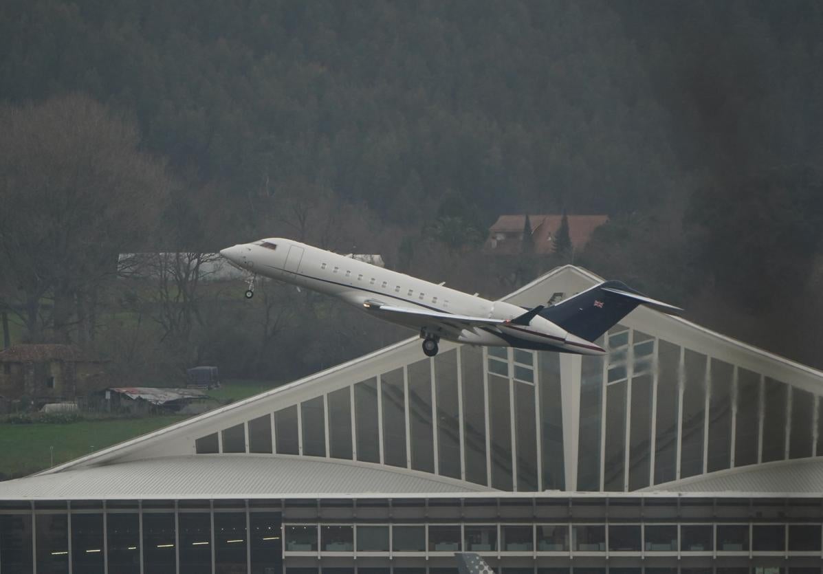 Un avión despegando del aeropuerto de Bilbao.