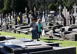 Dos mujeres caminan por el cementerio de Derio.