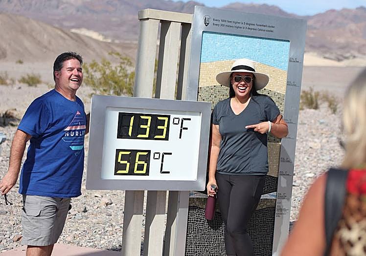 Turistas se hacen una foto en Death Valley, California.