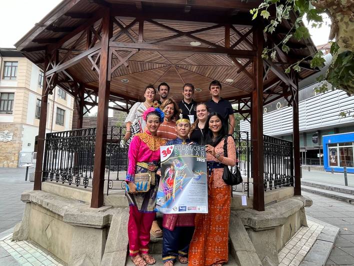 Udalak harrera egin die astearte honetan jaialdiko parte hartzaileei.