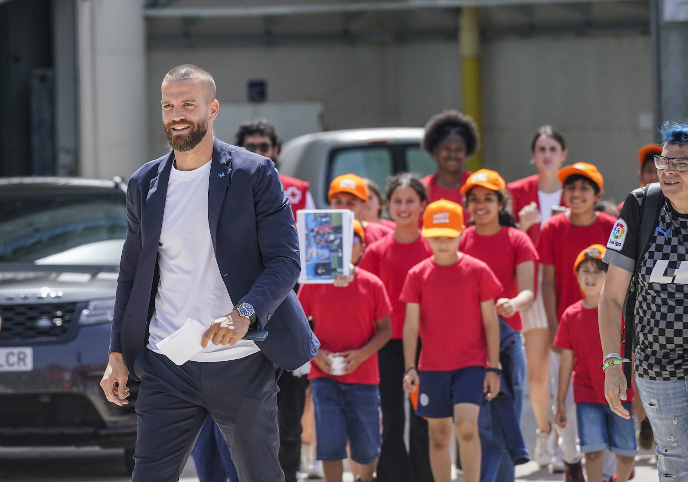 Despedida entre lágrimas de Laguardia, que pasa a parte de la dirección del Alavés