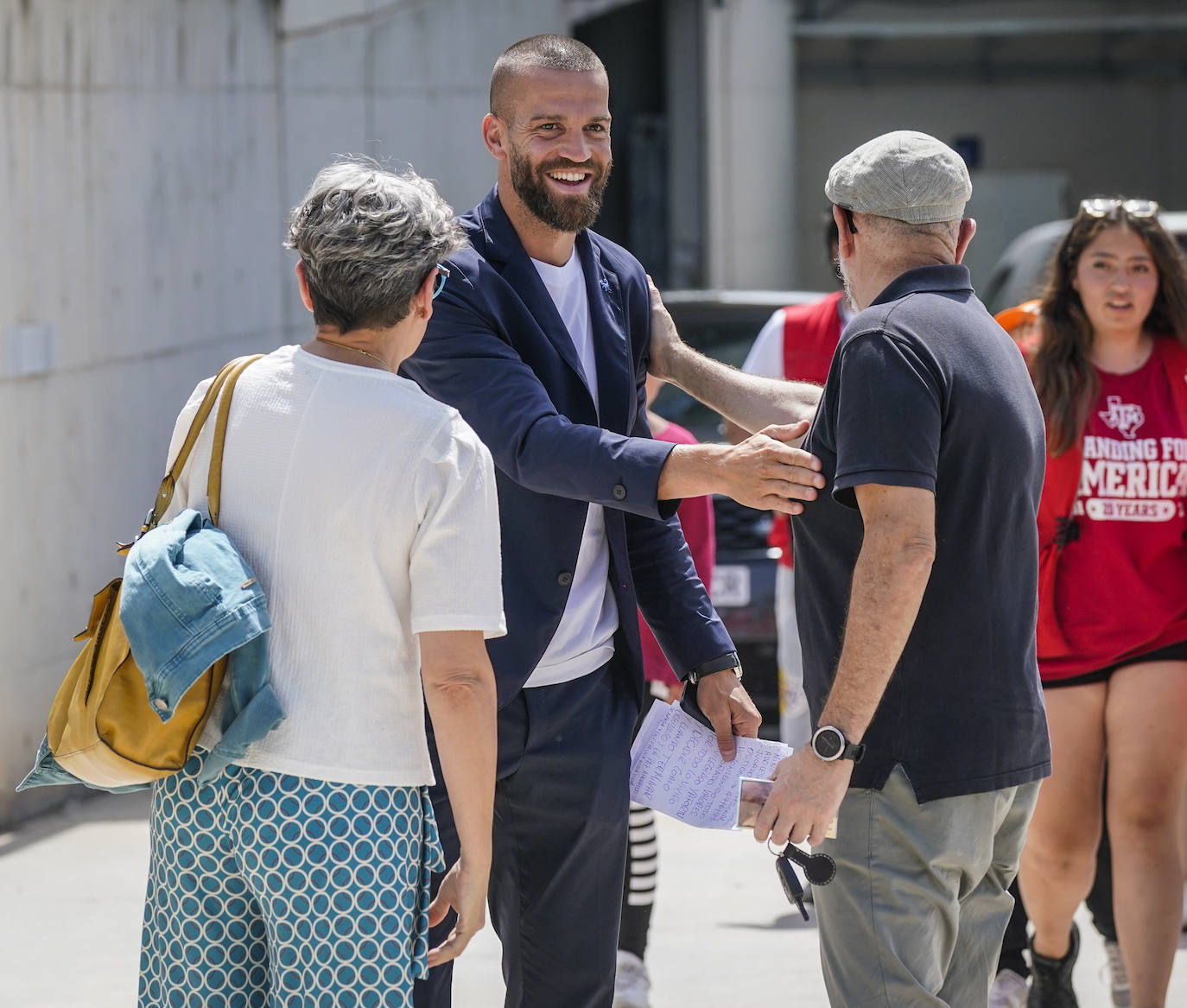 Despedida entre lágrimas de Laguardia, que pasa a parte de la dirección del Alavés