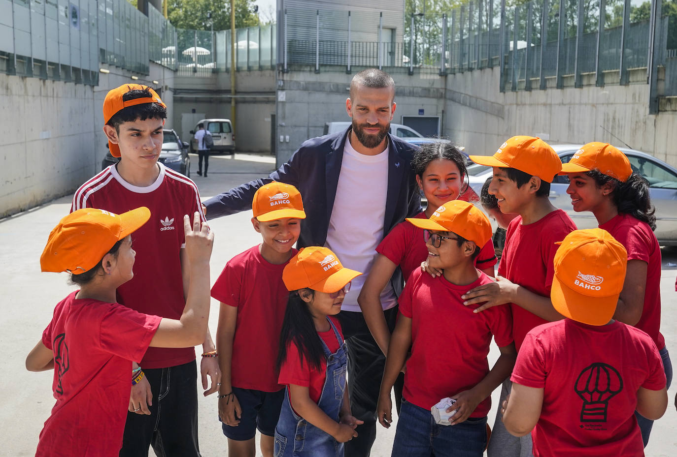 Despedida entre lágrimas de Laguardia, que pasa a parte de la dirección del Alavés