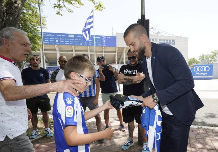 Imagen principal - La emoción de Víctor Laguardia en su despedida del Alavés: «Siempre seré uno de los vuestros»