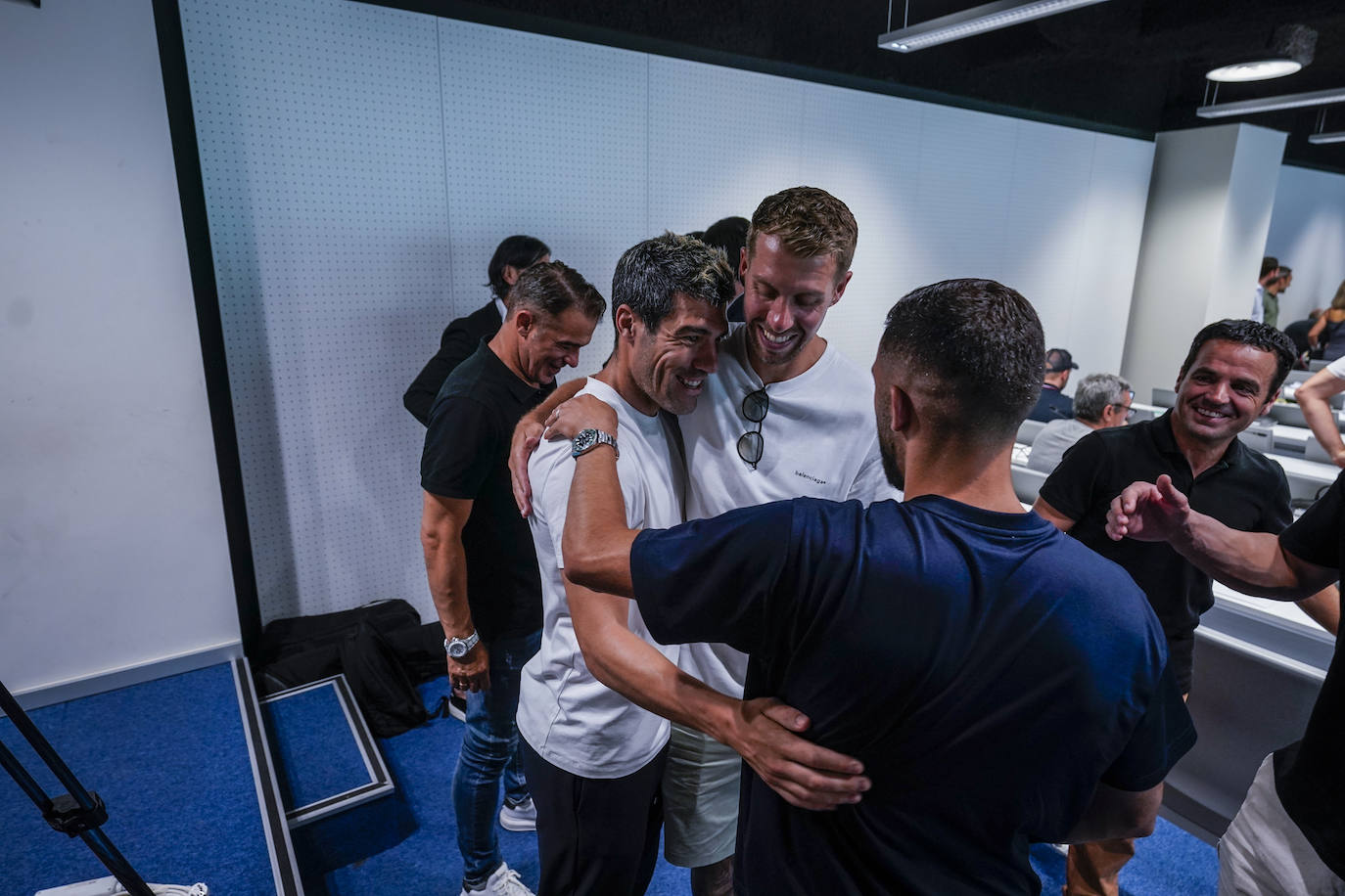 Despedida entre lágrimas de Laguardia, que pasa a parte de la dirección del Alavés