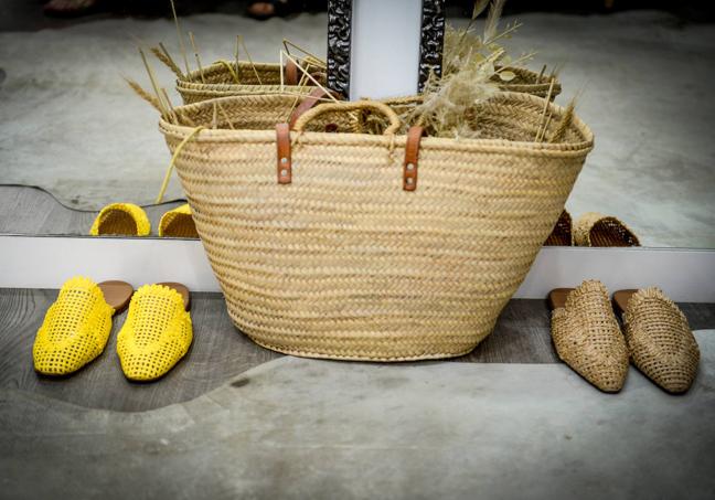 La apuesta por el color y los materiales naturales es la esencia de este verano.