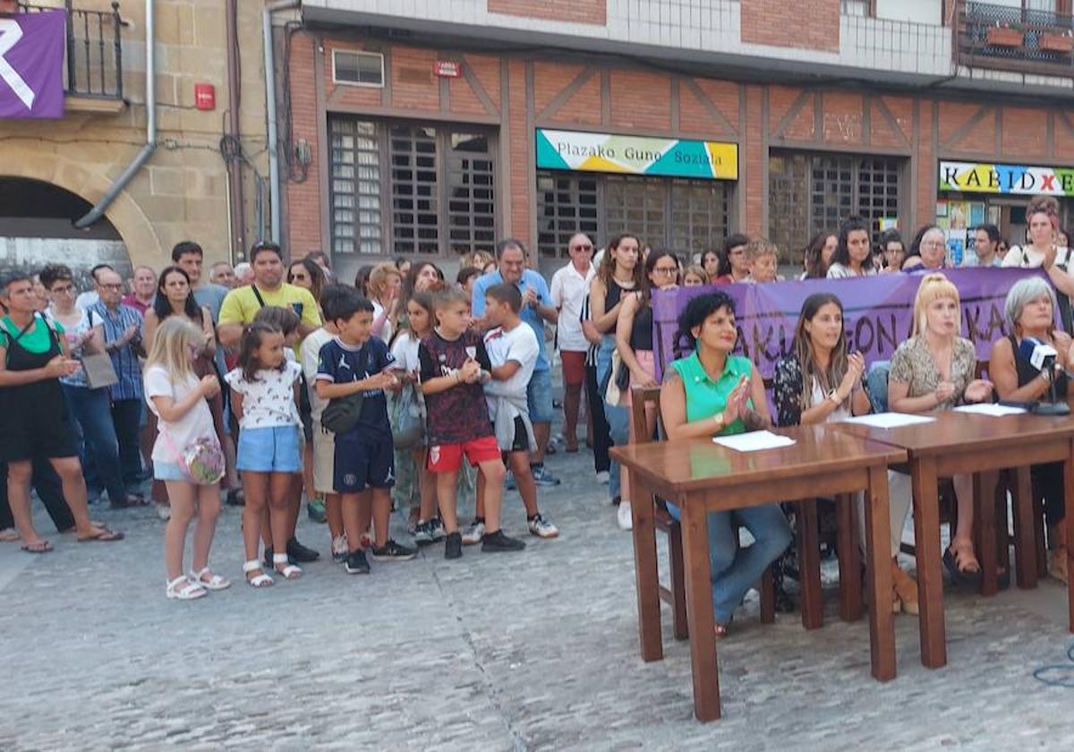 El Movimiento Feminista de Bermeo ha leído un comunicado para denunciar las agresiones machistas y sexistas en el municipio costero.