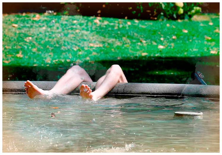 Alguien se refresca metiendo los talones en el agua de una fuente de Zagreb, en pleno centro de la capital croata