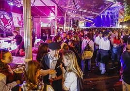 Varios jóvenes se divierten en las txosnas durante las fiestas de La Blanca del pasado año.