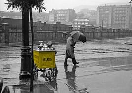 Carrito de helados en Hurtado de Amézaga. Fondo fotográfico German Elorza (Archivo Histórico de Euskadi).