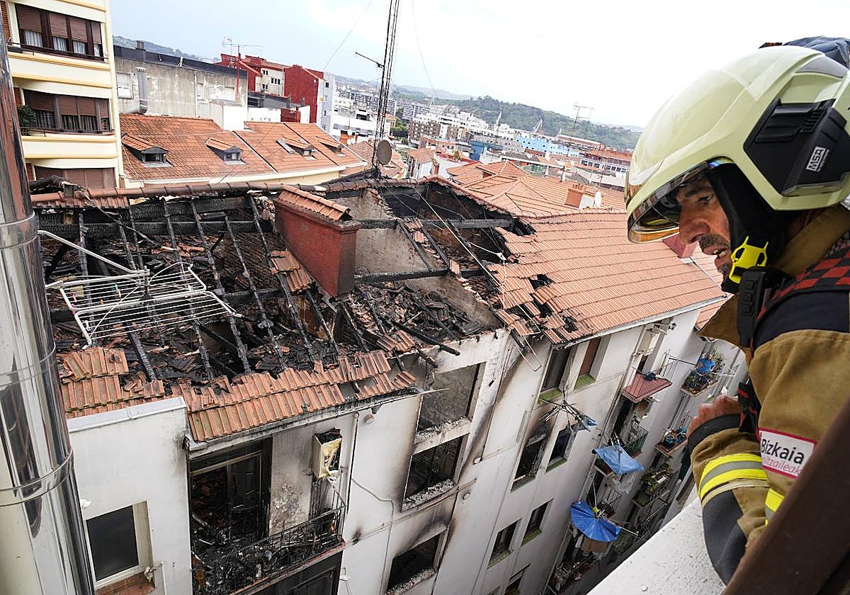El fuego provocó graves daños en el edificio, sobre todo en la tercera y cuarta planta.