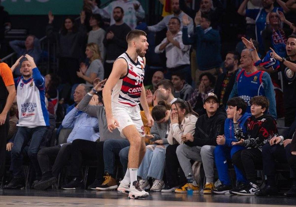 Giedraitis, intantes después de su triple ganador en la cancha del Efes.