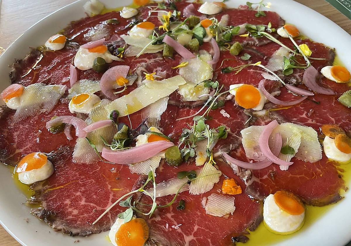 Carpaccios, ensaladas mediterráneas, pizzas y hamburguesas en un antiguo obrador de pan