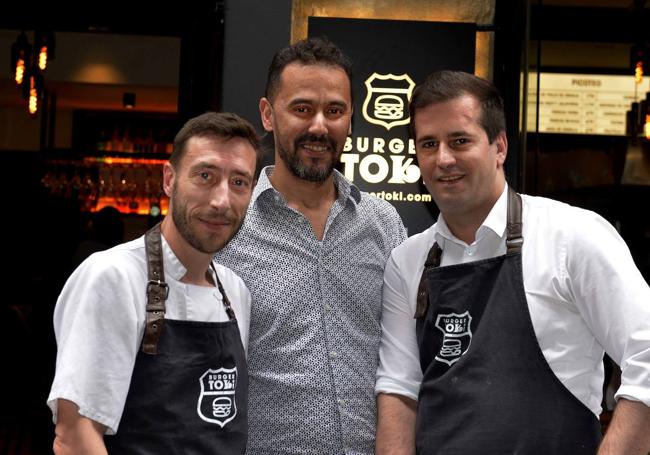 El cocinero David Gorrita junto a Mostafá Ziani, propietario del Burger Toki, recién inaugurado en el Casco Viejo bilbaíno, y José Ángel García responsable se la sala.