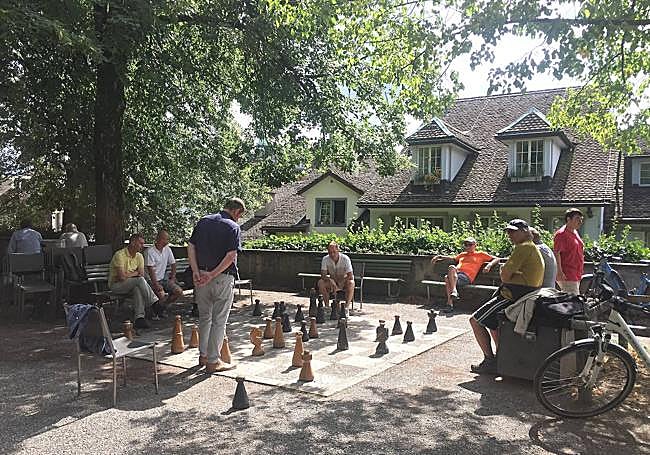 Vecinos jugando al ajedrez en Lindenhofplatz, la Plaza de los Tilos