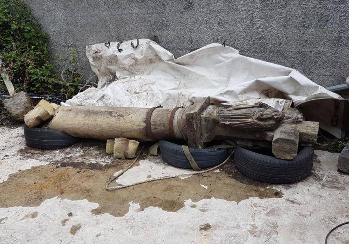 Estado en el que se encontraba la cruz calvario de Mendekano en el hangar municipal tras su retirada para trasladarda a un taller de restauración.