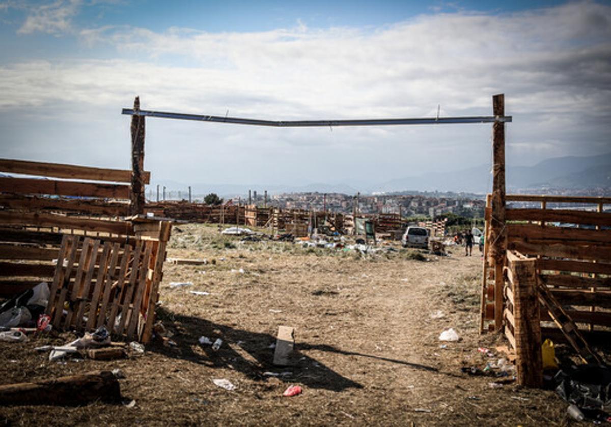 Basura y desperdicios acumulados el día después de la pasada edición en la zona de 'el Bronx' de paellas de Aixerrota.