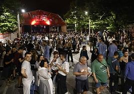 Cientos de personas se divierten en las txosnas de La Blanca el pasado año.
