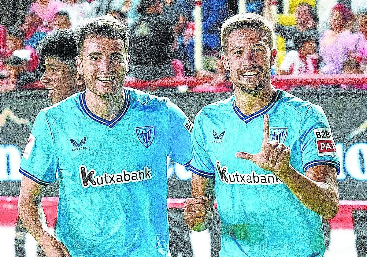 Martón celebra junto a Morcillo la diana con la que adelantó al Athletic.