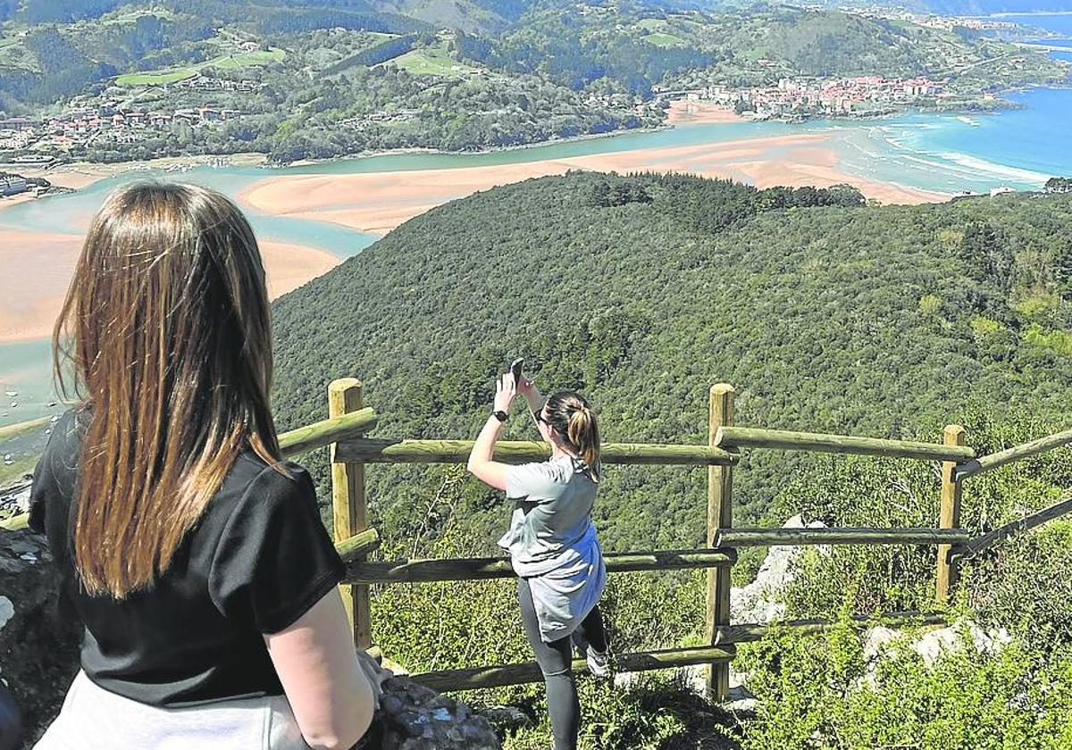 Las vistas desde la ermita de San Pedro de Atxarre son espectaculares.